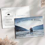 Unser Abenteuer beginnt | FOTO SAVE THE DATE Ankündigungspostkarte<br><div class="desc">Eine rustikale, Save the Date Foto Postkarte für das Outdoorsy- und Abenteuerparadies, die für Ihr Lieblings-Horizontal- oder Landschaftsorientiertes Vollblut-Verlobung-Foto entworfen wurde. "Unser Abenteuer beginnt" erscheint als schwarzes Overlay, das oben über den Kopf ragt und Ihre Namen, Ihr Hochzeitstermin und Ihr Hochzeitsort ganz unten zeigt. Postkarten werden zurückgesetzt, um zusätzliche Save...</div>