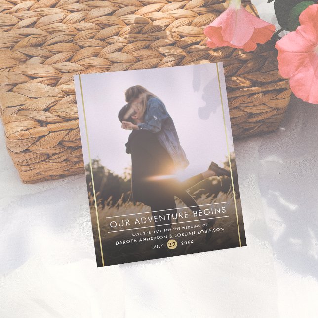 Unser Abenteuer beginnt mit dem modernen Typografi Ankündigungspostkarte (Von Creator hochgeladen)