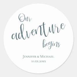 Unser Abenteuer beginnt mit einer aquamarinen Typo Runder Aufkleber