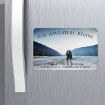 Unser Abenteuer beginnt | SAVE THE DATE Magnet<br><div class="desc">Ein rustikaler Magnet Save the Date für das Outdoorsy- und Abenteuerparadies,  entworfen um Ihr Lieblings-Horizontal- oder Landschaftsorientiertes Vollblut-Verlobung-Foto unterzubringen. "Unsere Abenteuer Begins" erscheint als ein Text-Overlay,  das oben mit Ihren Namen,  Hochzeitstermin und Hochzeitsort am unteren Ende des Fensters angeordnet ist.</div>