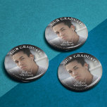 Unser Absolvent | ABSCHLUSS Button<br><div class="desc">Das ultimative Abschluss-Accessoire - das Abschluss Abzeichen! Zeigen Sie Ihre unerschütterliche Unterstützung für Ihren Absolventen, indem Sie ihnen diesen besonderen Beweis ihrer Leistung geben. Mit einer personalisierten Touch weist das Abzeichen ihren Namen, den Namen der Schule oder Uni und das Jahr des Abschlusses auf. Es ist nicht nur ein Muss...</div>