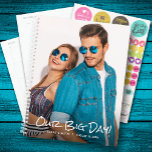 Unser "Big Day Custom Foto Wedding Planner" Planer<br><div class="desc">Hochzeitsplaner mit Ihrem Lieblings-Foto auf der Vorderseite - personalisiert mit Ihren Details in schicken Schriften. Der Planer beinhaltet monatliche und wöchentliche Layouts,  12 Monate,  60 Seiten mit laminierten Soft Cover vorne und hinten.</div>