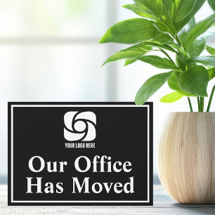 Unser Büro ist umgezogen Schwarz Weiß Business-Log Ankündigung
