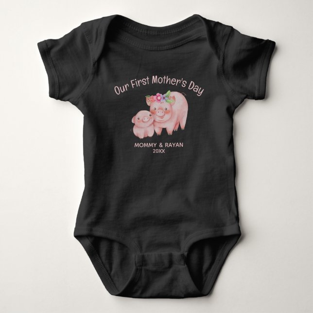 Unser erster Muttertag, Baby Pig individuelle Name Strampler (Vorderseite)