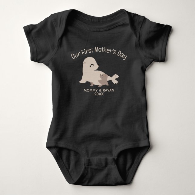 Unser erster Muttertag, Baby Siegel individuelle N Strampler (Vorderseite)