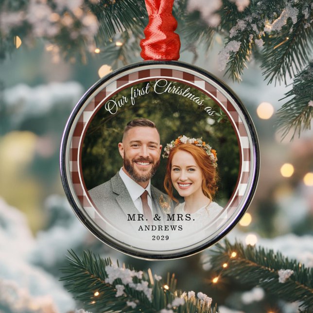 Unser erster Weihnachtsmann & Foto Brown Gingham Ornament Aus Metall (Our First Christmas-Mr. & Mrs. Photo Brown Gingham Metal Ornament)