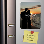 Unser erstes Datum, ein paar Fotos Hochzeit Jahres Magnet<br><div class="desc">Unser erstes Date, ein paariges Foto Hochzeit Jubiläum, ein modernes Magnet. Stellen Sie sich vor, Sie feiern Ihren Hochzeitstag, indem Sie an das genaue Datum Ihres ersten Datums erinnern. Es ist der perfekte Weg, um Ihre romantische Reise zu feiern. Passen Sie es mit Ihren eigenen Fotos und Details an. Bitte...</div>