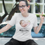 Unser erstes Foto zum Muttertag T-Shirt<br><div class="desc">Personalisierter Foto-T - Shirt mit einem Herz-Foto der Mama und Kind,  das Sprichwort "unsere erste Mutter Tag zusammen",  ihre Namen,  und das Jahr. Foto Tipp: Fotos in Quadrate schneiden,  bevor Sie sicherstellen,  dass Betreff im Zentrum für beste Ergebnisse ist.</div>