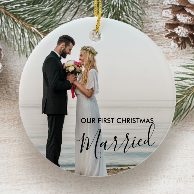 Unser erstes Verheiratetes Personalisiertes Foto z Keramik Ornament (First Christmas Married photo ornament by Darling & May)