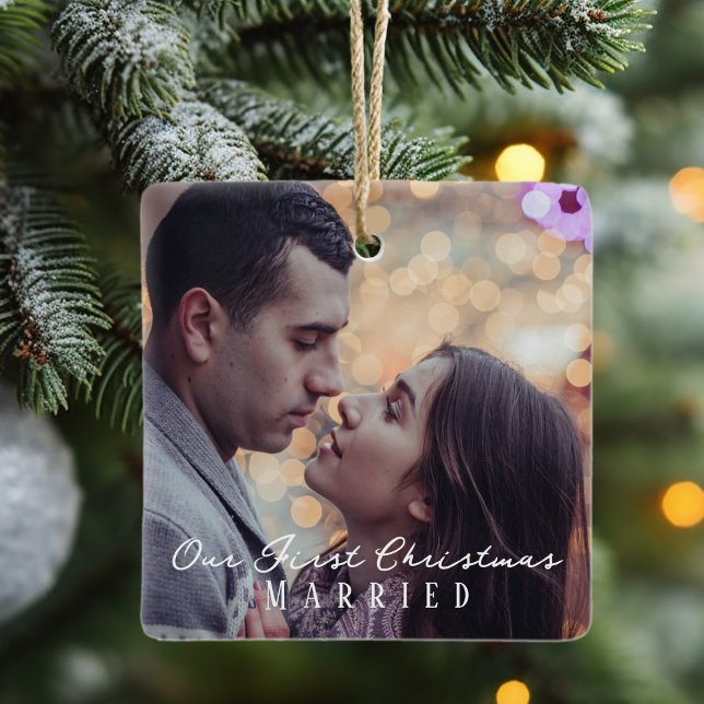Unser erstes Verheiratetes Personalisiertes Foto z Keramikornament (Our First Christmas Married Personalized Photo Ceramic Ornament)