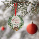 Unser erstes Verlobtes Winter-Kranz-Foto zu Weihna Keramik Ornament<br><div class="desc">Feiern Sie Ihr erstes Weihnachtsfest Verlobt mit diesem schönen festlichen Urlaubssornament. Es verfügt über einen Aquarellkranz mit Snowberries, Kiefernzapfen und Zwiebeln, roten Beeren und Imitaten Bronzeglocken, auf einem naturbelassenen Imitat Birkenrinde Hintergrund. "Weihnachten" und "Verlobt" werden in festlich rot handgeschriebenen Schriftzeichen gedruckt, und es ist personalisiert mit den Namen und das...</div>