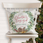 Unser erstes Verlobtes Winter-Kranz-Foto zu Weihna Kissen<br><div class="desc">Feiern Sie Ihr erstes Weihnachtsfest Verlobt mit diesem festlichen Design werfen Kissen. Es verfügt über einen Aquarellkranz mit Snowberries, Kiefernzapfen und Zwiebeln, roten Beeren und Imitaten Bronzeglocken, auf einem naturbelassenen Imitat Birkenrinde Hintergrund. "Weihnachten" und "Verlobt" werden in festlich rot handgeschriebenen Schriftzeichen gedruckt, und es ist personalisiert mit den Namen und...</div>