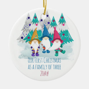 Unser erstes Weihnachten als Familie von 3  Gnome Keramik Ornament