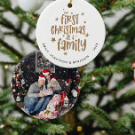 Unser erstes Weihnachten als Foto für den Familien Keramik Ornament<br><div class="desc">Unser erstes Weihnachtsfest als Familiennachtsjahr Foto Zur Erinnerung an Ihre 1. Urlaubssaison,  mit Set-Stilschrift und leicht personalisieren Sie Ihre Namen und das Jahr. Auf der anderen Seite,  ersetzen Sie das Beispiel-Foto durch Ihre eigenen Lieblingsfarben Änderungen an Text können über die Editieren weitere Option.</div>
