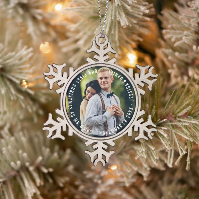 "Unser erstes Weihnachten" Newlyweds Foto Schneeflocken Zinn-Ornament (Baum)