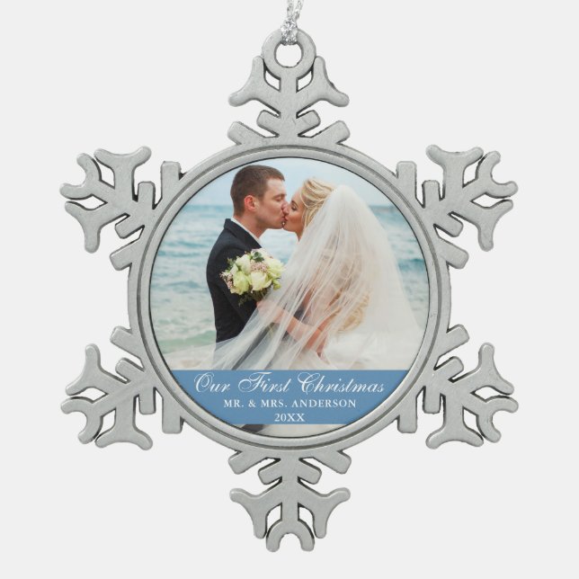 Unser erstes Weihnachts-Blue-Wedding-Foto Schneeflocken Zinn-Ornament (Vorderseite)