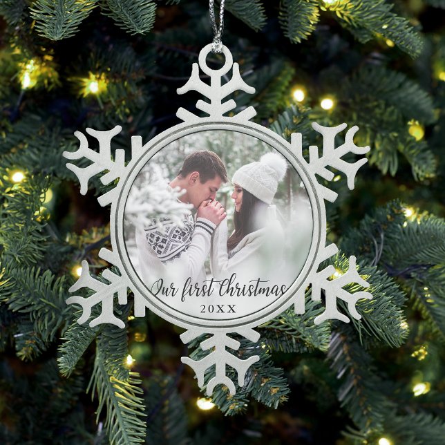 Unser erstes Weihnachts-Coupé-Foto Schneeflocken Zinn-Ornament (First Christmas Ornament. Customize with your names.)