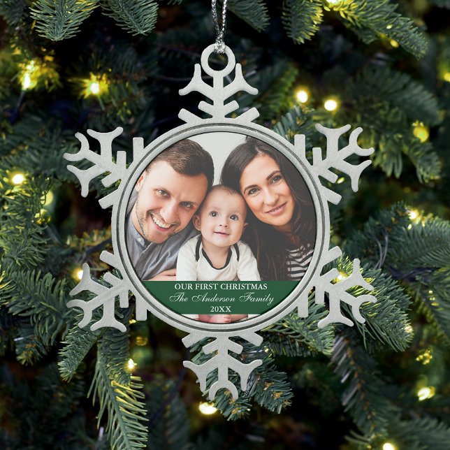 Unser erstes Weihnachts-Foto Grün Schneeflocken Zinn-Ornament (Customize with your names and year.)