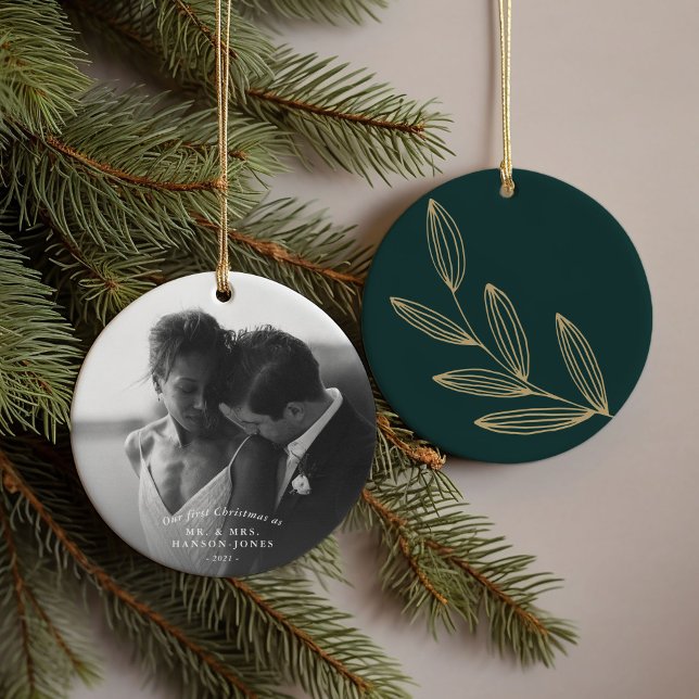 Unser erstes Weihnachts-Grüne Sprout Keramik Ornam Keramik Ornament (Our first Christmas couples photo ornament featuring a hand-drawn botanical sprout on green.)