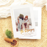 Unser erstes Weihnachts-Modernes, Verheiratetes, n Folien Feiertagskarte<br><div class="desc">Geben Sie Ihren Weihnachtskarten ein Glanzlicht mit Goldfolie, Silber oder Rose! Feiern Sie Ihre ersten Weihnachten als Neuvermählte mit dieser lustigen Foto-Folien-Karte! Das Design zeigt "Frohe Weihnachten" und das Jahr, in dem die links Seite hinunter läuft, verlasst den Rampenlicht für Ihr LieblingsFoto. Sie können ein Hochzeitsgeschenk, einen Flitterwochenschuss oder ein...</div>