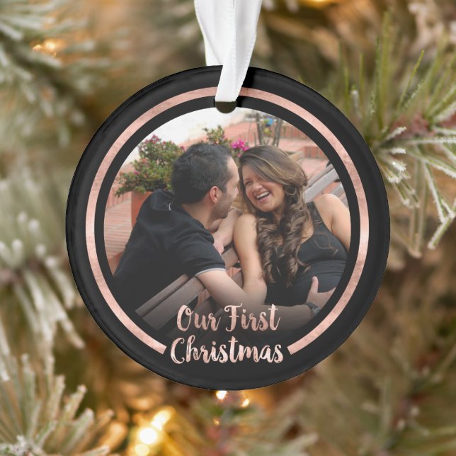 Unser erstes Weihnachts-Rose-Gold-Script-Foto Ornament (Baum)