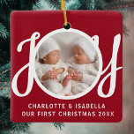 Unser erstes Weihnachts-Twins-Foto Red Keepake Keramikornament<br><div class="desc">Dieses niedliche Twins First Christmas Foto Ornament ist mit dem Wort JOY in stilvoller Schrift Typografie auf einem roten Hintergrund dekoriert. Einfach mit Foto,  Namen und Jahr anpassbar.</div>