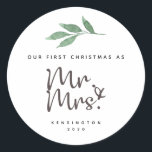 Unser erstes Weihnachts-Verheiratet-Weihnachtsaufk Runder Aufkleber<br><div class="desc">Schöne Erinnerung der ersten Weihnachtsfeier des Paares. Einfache Anpassung an persönliche Daten. Gute Ferien!</div>