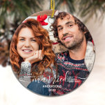 Unser erstes Weihnachts-Verheiratete Custom-2-Foto Keramik Ornament<br><div class="desc">Haben Sie ein Verheiratetes Weihnachtsfest! Dekorieren Sie Ihren Baum oder schicken Sie ein besonderes Geschenk mit diesem eleganten personalisierten, gerade verheirateten ersten Weihnachtsschmuck. Fügen Sie Ihre Lieblings-Fotos hinzu und personalisieren Sie mit Namen und Jahr. Die Einrichtung ist zweiseitig, Sie können verschiedene Fotos machen. COPYRIGHT © 2020 Judy Burrows, Black Dog...</div>