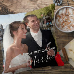 Unser erstes Weihnachts-Verheiratete Custom-2-Foto Kissen<br><div class="desc">Erinnern Sie sich an Ihre erste Weihnachtszeit als Mr. und Mrs. mit einem individuellen Foto Kissen. Die Fotovorlage ist für Sie das Set, zwei Ihrer Lieblingsfotos hinzuzufügen - vielleicht ein Hochzeitsgeschenk auf der Vorderseite und ein romantisches Foto auf der Rückseite, wenn Sie gewollt, das Kissen das ganze Jahr über zu...</div>