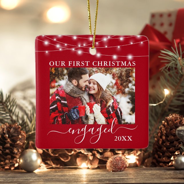 Unser erstes Weihnachts-Verlobt Lights-Foto Rot Keramikornament (Double Sided Our First Christmas Photo Ornament.)