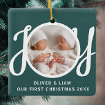 Unser erstes Weihnachts-Zehntel Foto Green Keepake Keramikornament<br><div class="desc">Dieses niedliche Twins First Christmas Foto Ornament ist mit dem Wort JOY in stilvoller Schrift Typografie auf einem grünen Hintergrund dekoriert. Einfach mit Foto,  Namen und Jahr anpassbar.</div>