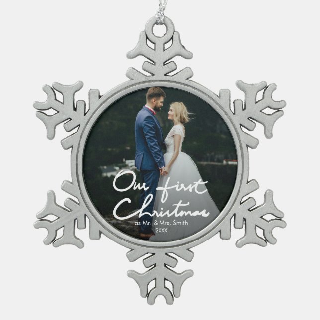 Unser erstes Weihnachtschic-Andenken-Foto Schneeflocken Zinn-Ornament (Vorderseite)