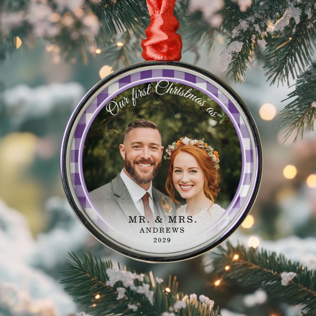 Unser erstes Weihnachtsfest - Mr.&Mrs. Foto Lila G Ornament Aus Metall (Our First Christmas-Mr.&Mrs. Photo Purple Gingham Metal Ornament)