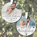 Unser erstes Weihnachtsfest zusammen 2 Foto Ornament<br><div class="desc">Personalisiert unsere ersten Weihnachten zusammen Ornament. Feiern Sie Ihre erste Urlaubssaison zusammen mit diesem eleganten, maßgeschneiderten Ornament, das perfekt dazu geeignet ist, die Freude Ihrer Beziehung zu erfassen. Die Vorderseite bietet Platz für ein wertvolles Foto von Ihnen beiden, mit der Phrase "Unser erstes Weihnachten zusammen" in schöner Schrift-Kalligraphie und einem...</div>