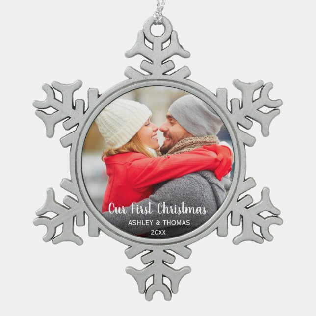 Unser erstes Weihnachtspaar-Foto modernes SF Schneeflocken Zinn-Ornament (Vorderseite)