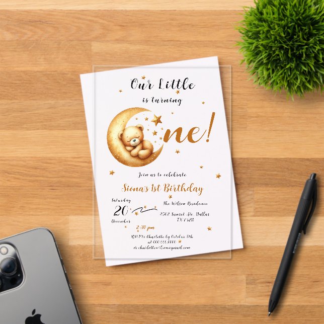 Unser kleiner Bär dreht einen Niedlichen 1. Geburt Acryleinladungen (Insitu (Einladungskarte))