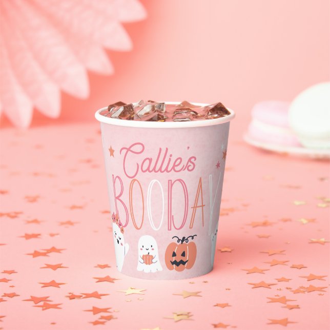 Unser kleiner Boo dreht zwei Pappbecher (Insitu)