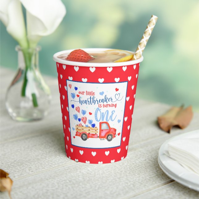 Unser kleiner Brustwarzer dreht einen Papiercup Pappbecher (In Situ)