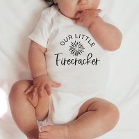 Unser kleiner Firecracker - 4. Juli Baby T - Shirt
