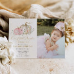 Unser kleiner Pumpkin 1. Geburtstag Foto Einladung<br><div class="desc">Feiern Sie den ersten Meilenstein Ihres Babys mit unserem charmanten "Little Pumpkin 1st Birthday Foto Invitation". Die Einladungen sind perfekt für Geburtstagsfeiern oder ein niedliches Halloween-Event,  um einen bleibenden Eindruck zu hinterlassen. Entsprechende Artikel in Little Pink Pumpkin Collection.</div>