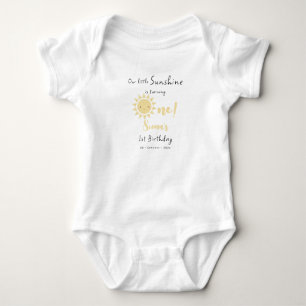 Unser kleiner Sonnenschein dreht einen Niedliche G Baby Strampler
