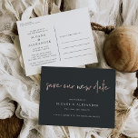 Unser neues Datum Moderne Hochzeitverlängerung ger Ankündigungspostkarte<br><div class="desc">Möchten Sie Ihr Hochzeitstag ändern? Informieren Sie Ihre Gäste über diese moderne und helle Postkarte mit "rett unser neues Datum" in Imitate Rose Goldfolie handschriftlich auf einem reichen, sanften schwarzen Hintergrund. Personalisieren Sie mit Ihren Namen und neuen Hochzeitsdatum unten in weißer Schrift. Postkarten rückwärts, um zusätzliche Hochzeitsdetails zu zeigen, einschließlich...</div>