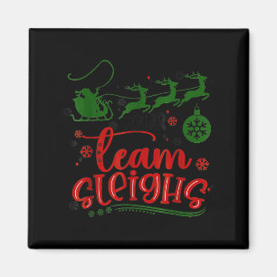 Unser Team fährt mit Rentieren hinter Santa Claus Magnet