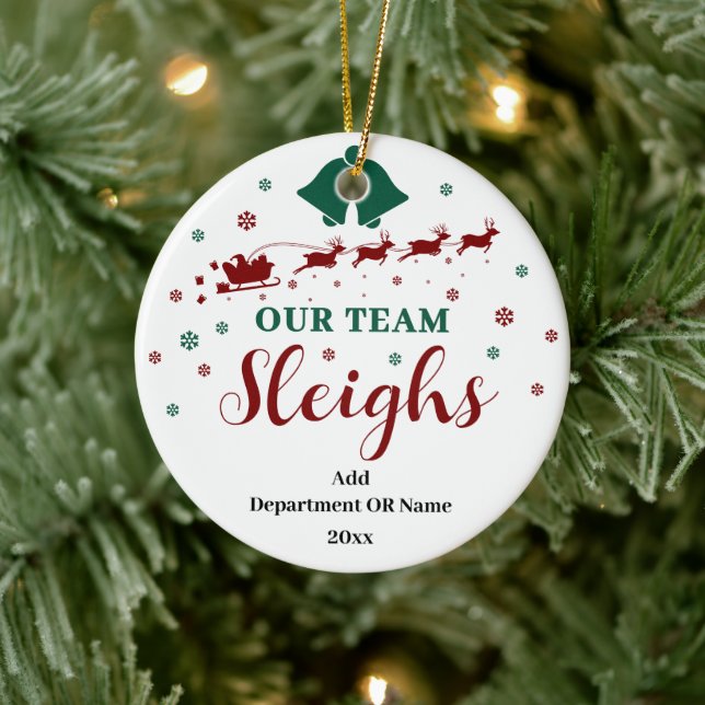 Unser Team Sleigh Weihnachtsgeschenk für Mitarbeit Keramik Ornament (Baum)