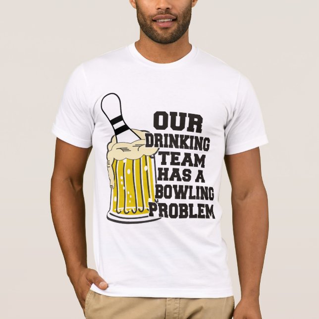 Unser trinkendes Team hat ein Bowlings-Problem T-Shirt (Vorderseite)