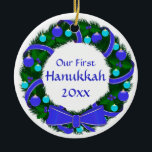 Unsere erste Chanukka-Jahr-Kranz-Verzierung Keramik Ornament<br><div class="desc">Ein einfaches und ein reizend mit den blauen und grünen Dekorationen,  passend für Ihr "Chanukka Bush"! Vorlagen Front und Rückseite,  mit "unserem ersten Chanukka (Jahr) auf der Front und dem Jahr auf der Rückseite.</div>