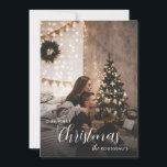 Unsere erste Weihnachts Urban Romantic Foto Card Feiertagskarte<br><div class="desc">Feiern Sie gemeinsam mit dieser gemütlichen und romantischen Weihnachtsfotokarte Ihre erste Urlaubssaison. Set in einem sanft beleuchteten urbanen Appartement, besticht das Design durch die ruhige Intimität neuer Traditionen: funkelnde Lichter, modernes Dekor und Liebe in der Luft. Personalisieren Sie mit Ihrem Lieblings-Foto und Ihren Namen, um einen herzlichen Sake zu schaffen....</div>