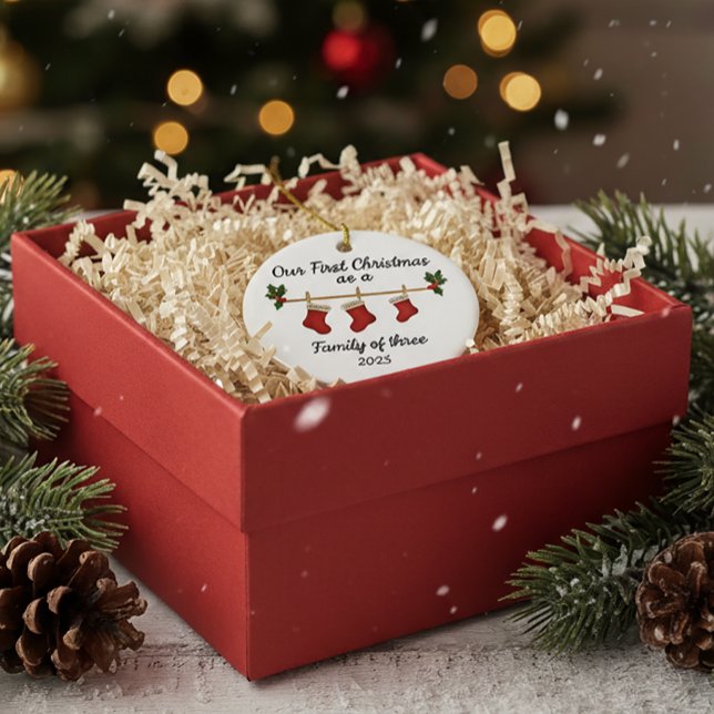 Unsere erste Weihnachtsfamilie mit drei Strümpfen  Keramik Ornament (Von Creator hochgeladen)