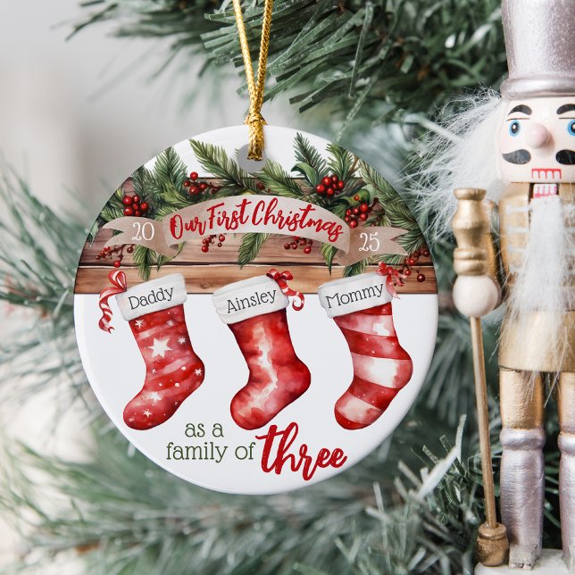 Unsere erste Weihnachtsfamilie von 3 Strümpfen Keramik Ornament (Cute personalized name stockings our first Christmas as a family of three, year, baby's 1st ornament)