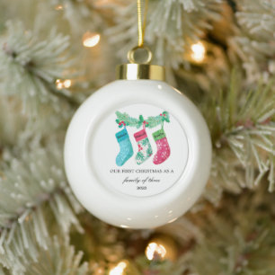 Unsere ersten Weihnachten als Familie von drei Keramik Kugel-Ornament